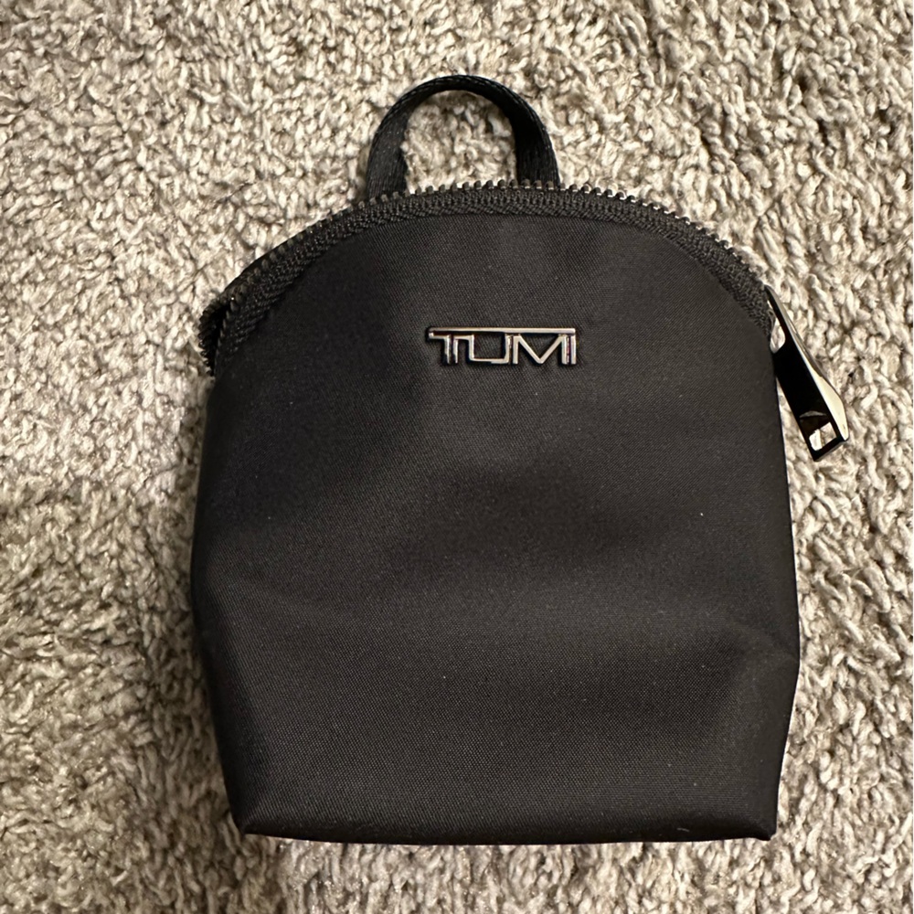 Tumi Charm Pouch New tag is not attached
Comes with a box